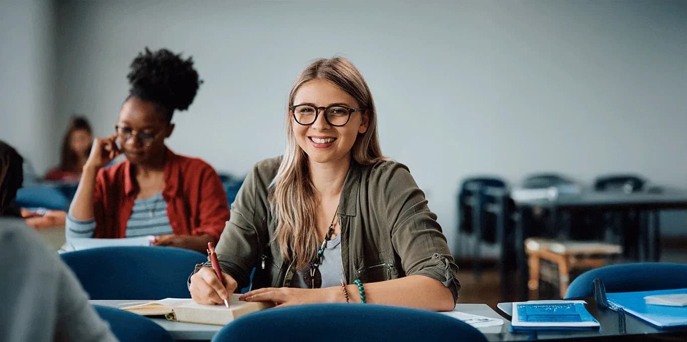 Imagen de portada para: Licenciatura en Administración y Liderazgo + Mercadotecnia